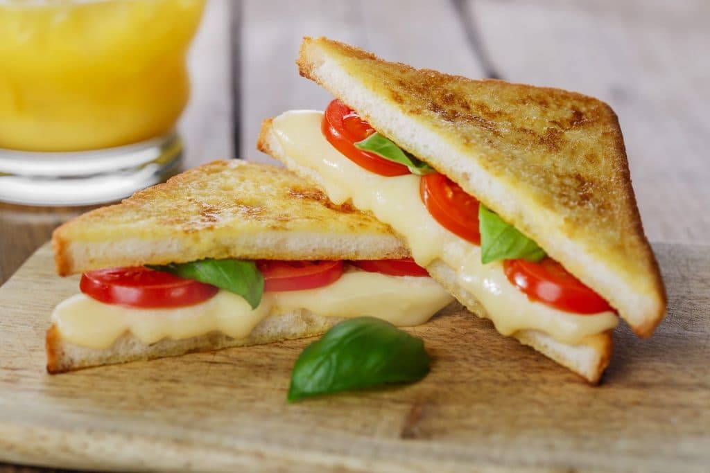 Domatesli Peynirli Tost