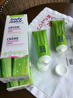 Body Natur Hassas Cilt Vücut Tüy Dökücü Nemlendirici Krem Lotus Çiçekli